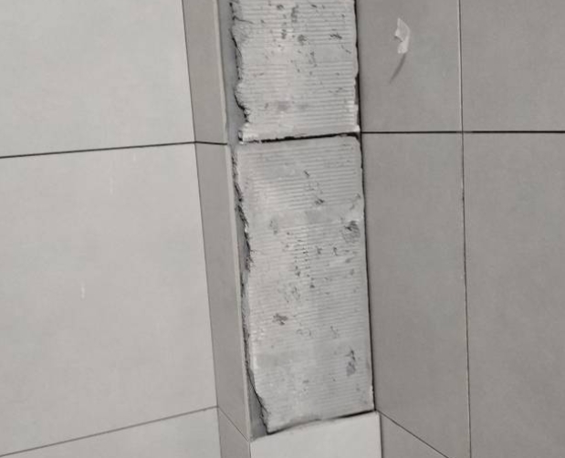 牡丹江市瓷砖空鼓维修公司分享下瓷砖施工前基层浇水润湿程度不足，可能导致以下问题